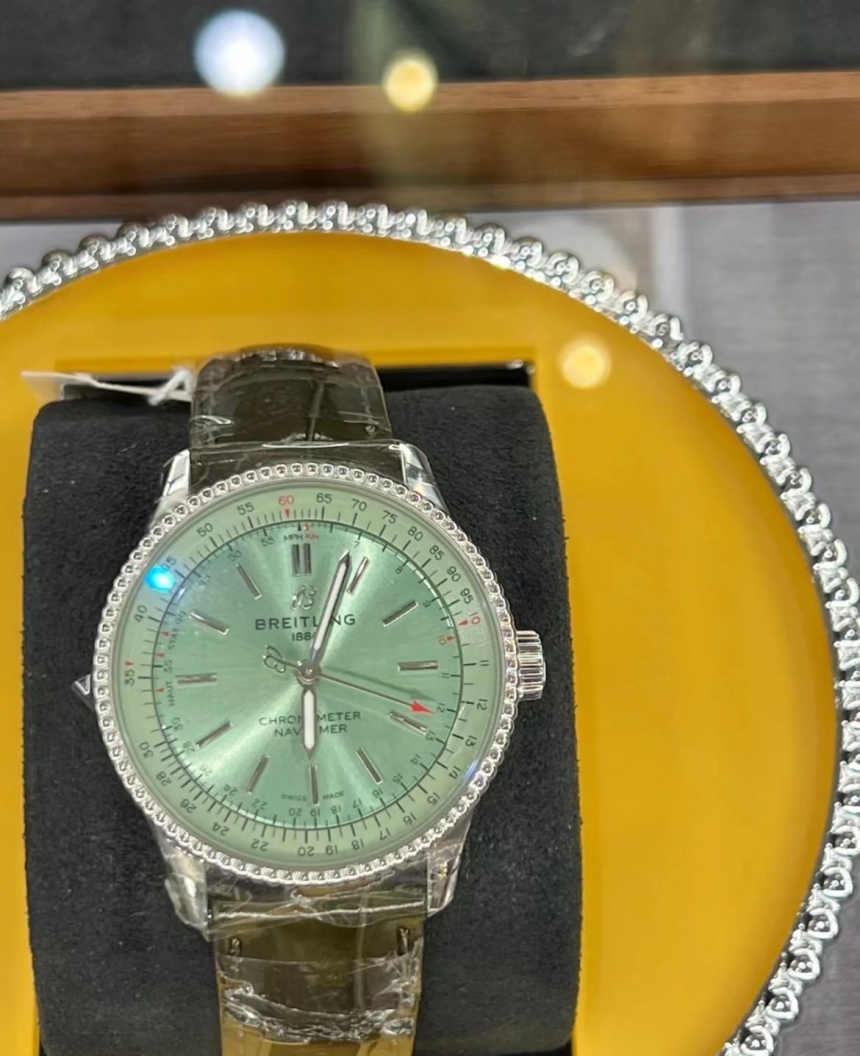br30001_navitimer-auto-chronometer_s2.jpg