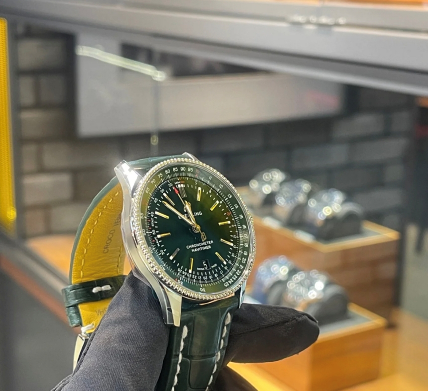 br30002_navitimer-auto-chronometer_s2.jpg