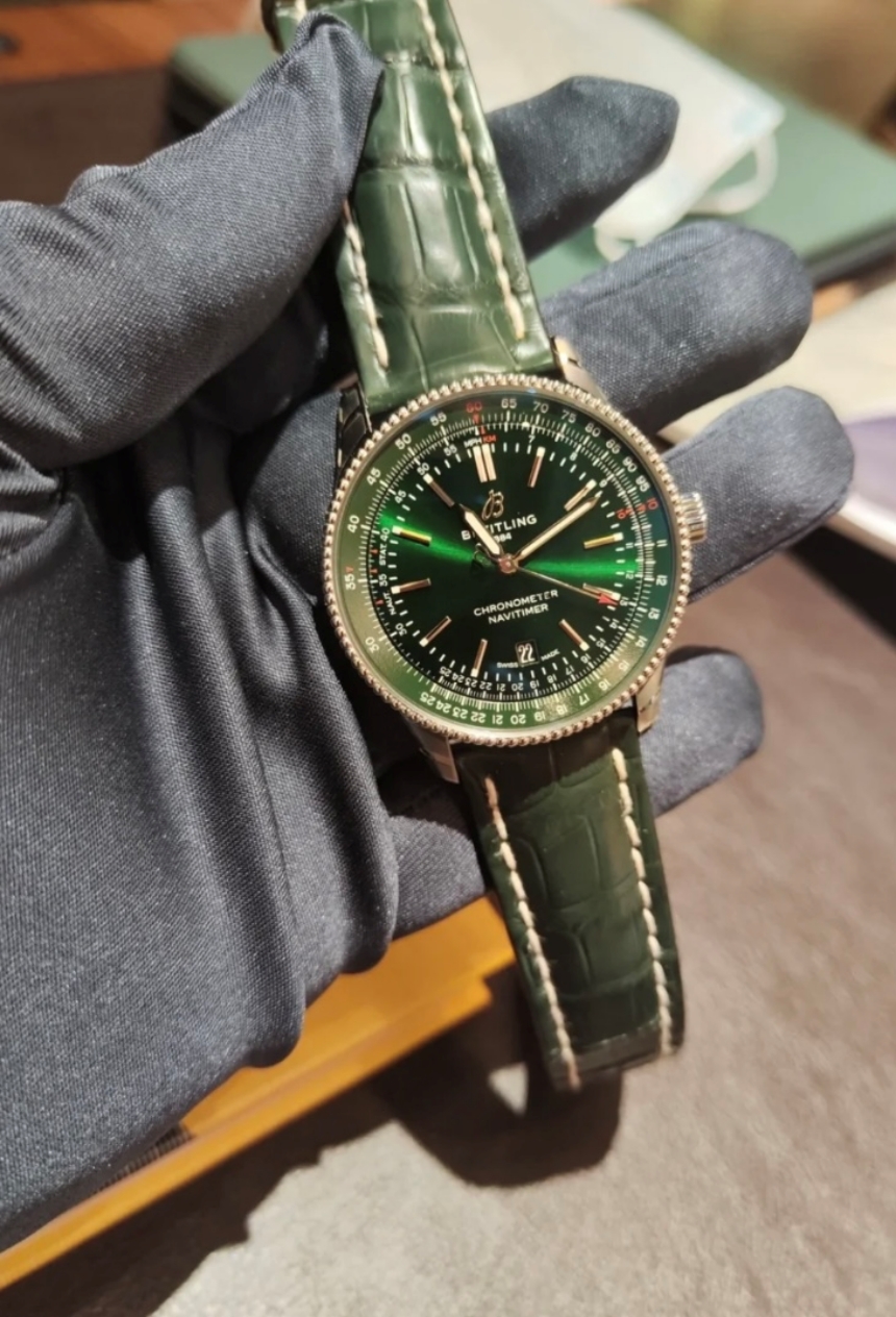 br30002_navitimer-auto-chronometer_s5.jpg