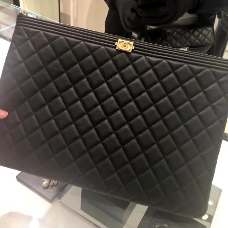샤넬 보이 샤넬 라지 파우치 램스킨 블랙/금장 A84407 Y07659 94305