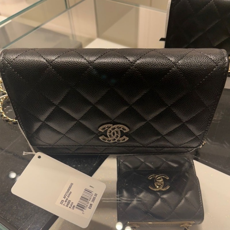샤넬 큐빅 로고 월렛 온 체인 WOC 블랙 AP2734 B08043 94305