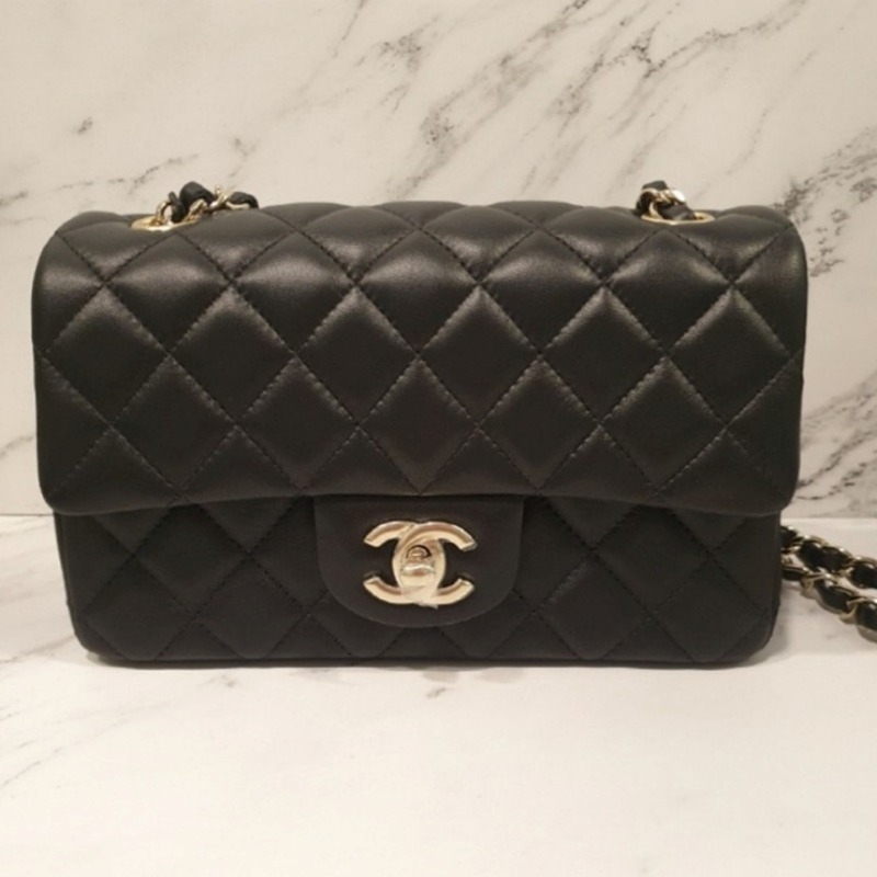 샤넬 클래식 뉴미니 플랩백 램스킨 블랙 금장 A69900 Y04059 94305