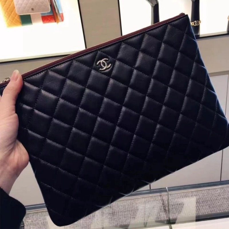 샤넬 클래식 케이스 미듐 블랙 A82545 Y04059 C3906