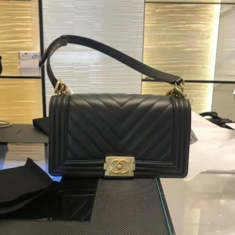 샤넬 보이백 미디움 쉐브론 램스킨 블랙 골드 A67086