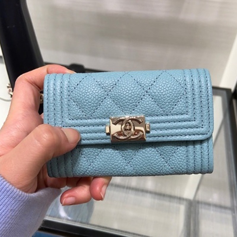 샤넬 보이 샤넬 플랩 카드 홀더 캐비어 라이트블루 A80603