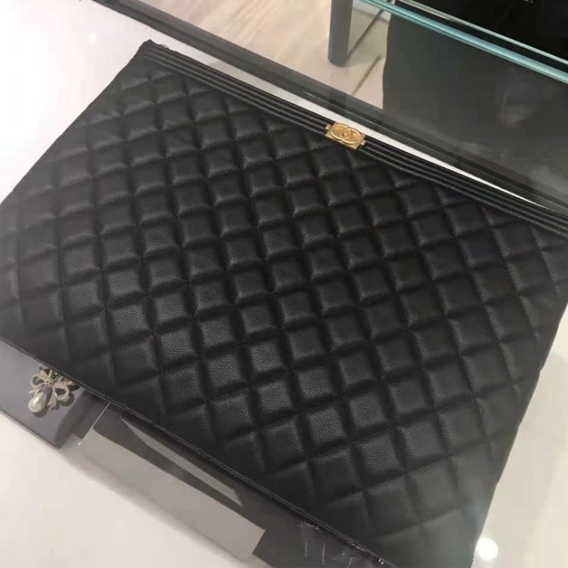 샤넬 보이 샤넬 라지 파우치 캐비어 블랙/금장 A84407